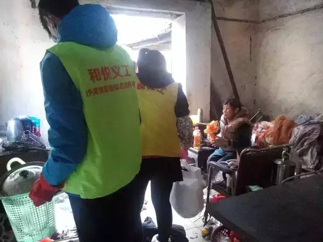 义工和社区”三社联动 帮助困难长者清洁房屋欢乐过新春