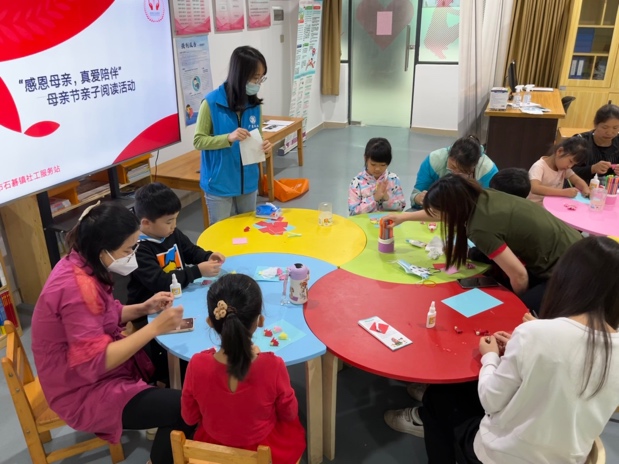 石碁社工站开展“感恩母亲，真爱陪伴”亲子阅读活动