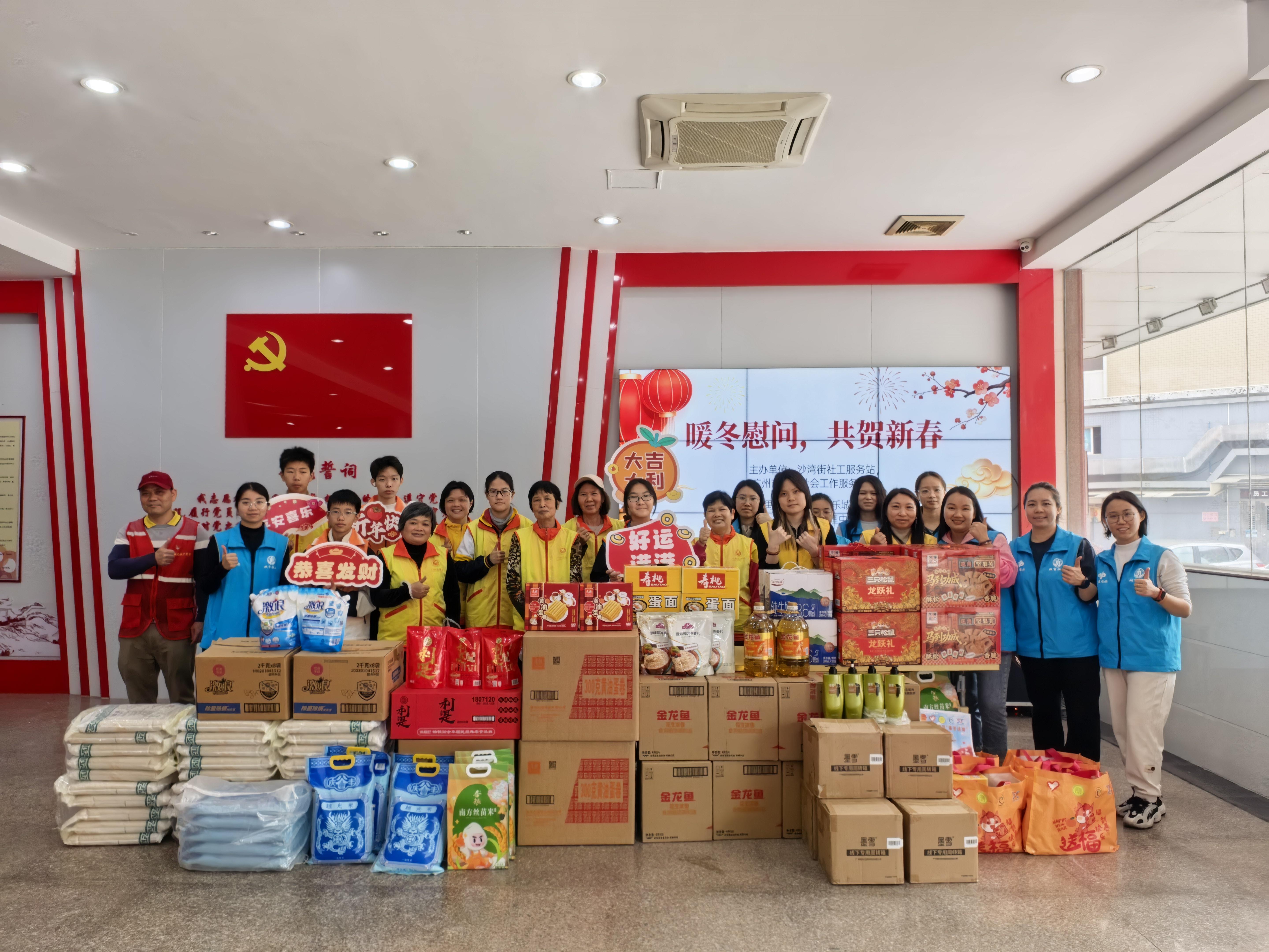 新春温度不缺席 沙湾街社工站为337户困境家庭送去温暖与关爱
