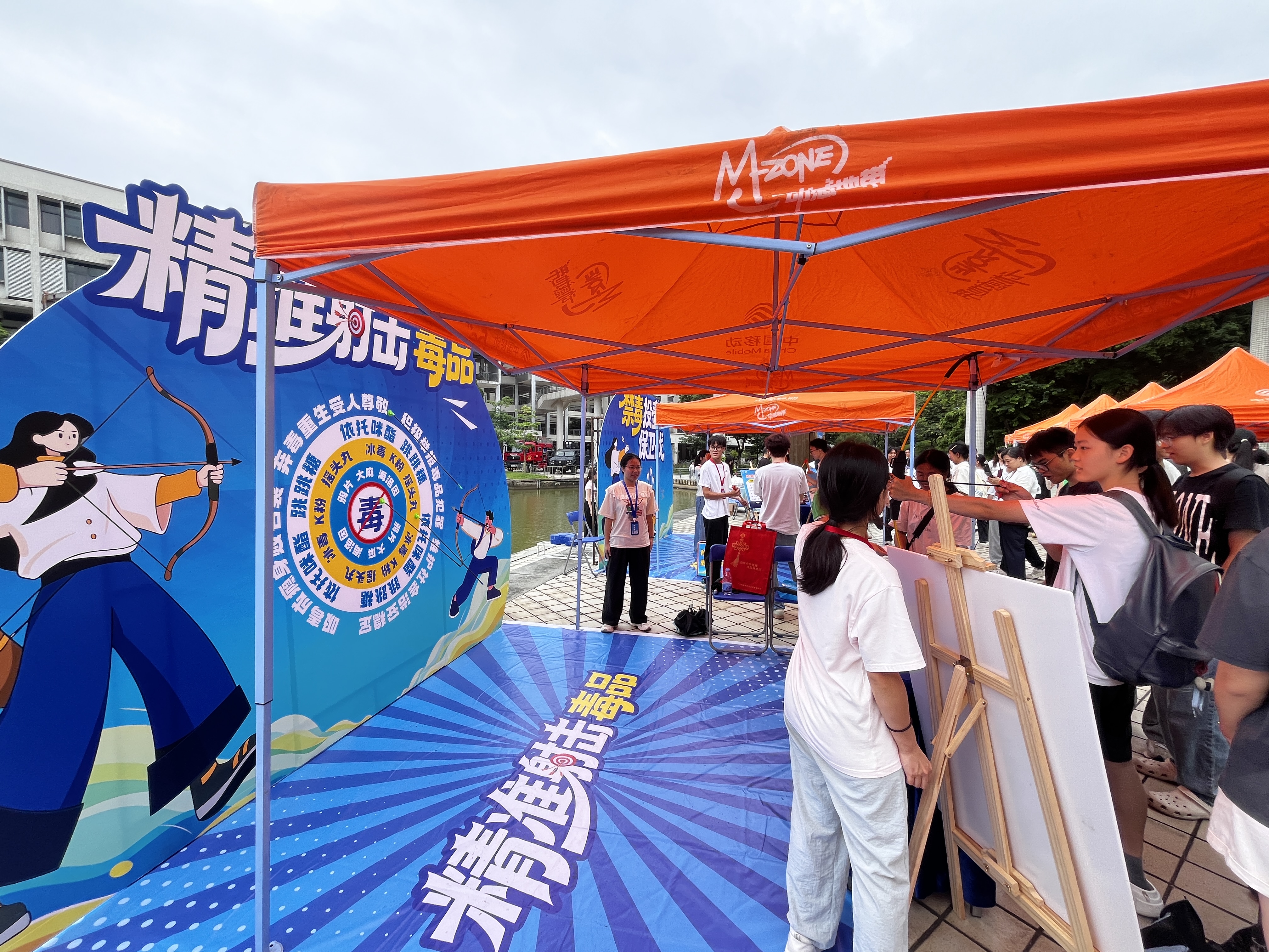飞龙竞渡 携手禁毒 ——小谷围街借端午扒龙舟活动开展禁毒宣传