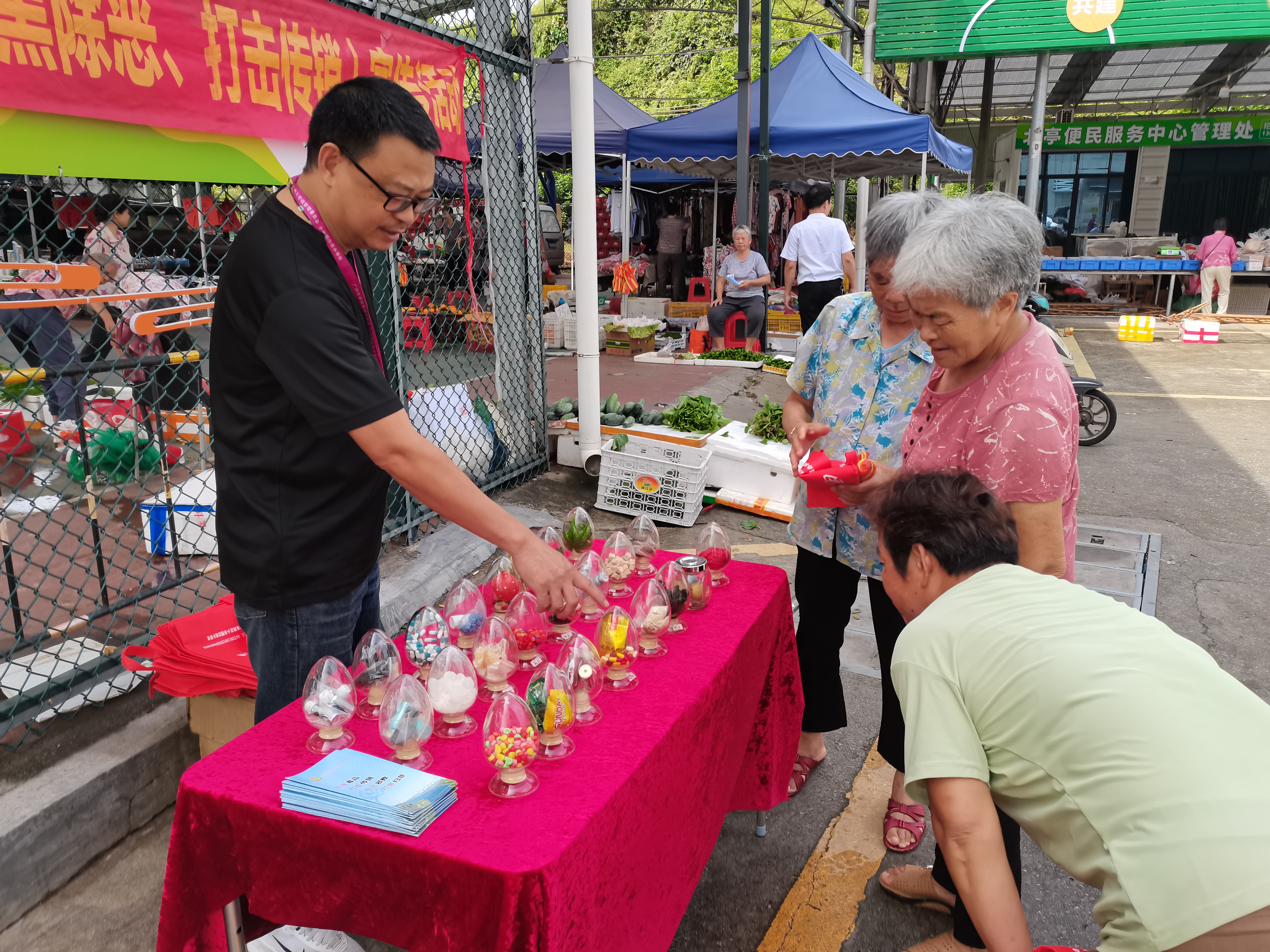 禁毒宣传进市场 筑牢全民防毒线——小谷围街开展禁毒宣传教育进北亭村市场