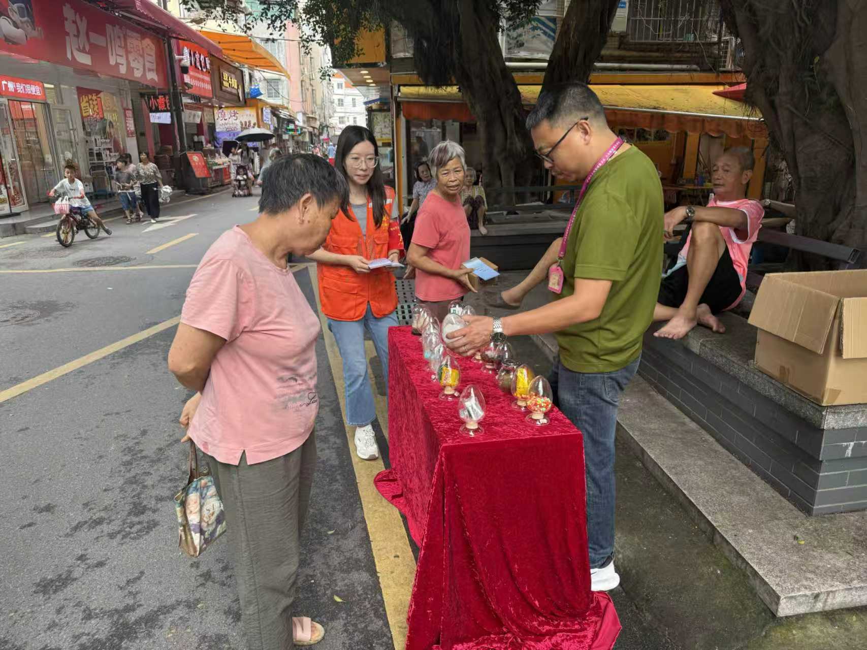 禁毒宣传进市场 守牢集市防毒线——小谷围街开展禁毒宣传教育活动进南亭村